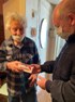 Виктор Марков вручил телефоны ветеранам